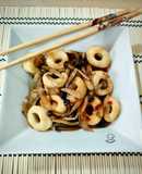 Calamares con setas shimeji y salsas asiáticas