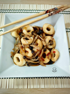 Una foto de Calamares con setas shimeji y salsas asiáticas