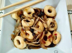 Una foto de Calamares con setas shimeji y salsas asiáticas