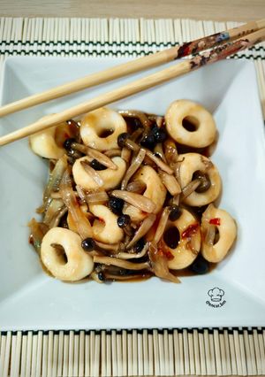 Una foto de Calamares con setas shimeji y salsas asiáticas
