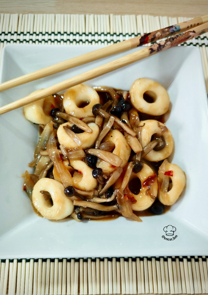 Una foto de Calamares con setas shimeji y salsas asiáticas