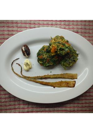 Una foto de Buñuelos y filetes de acelga