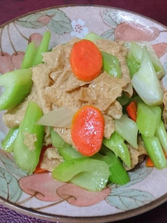 豆皮炒洋芹(便當菜) 的食譜成品照片