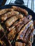 Tiritas de asado y chori (en aro circular)
