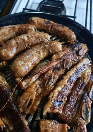 Una foto de Tiritas de asado y chori (en aro circular)