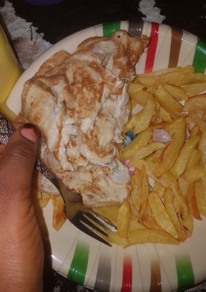 A picture of Irish patato chips with eggs.