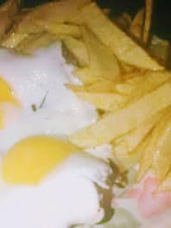 Una foto de Papas fritas y huevo frito a caballo en microondas