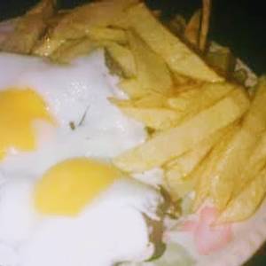 Papas fritas y huevo frito a caballo en microondas