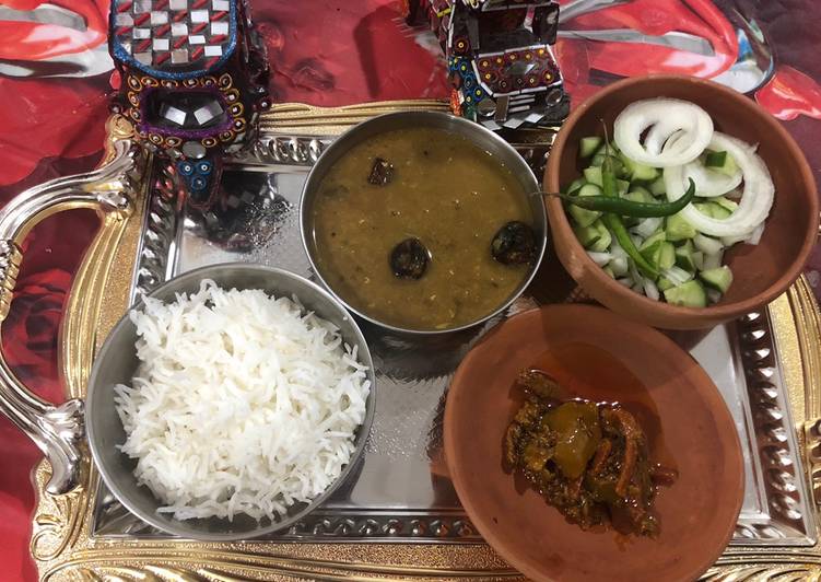 Recipe of Delicious Kali dal chawal Thal