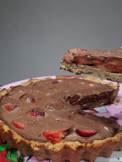 Una foto de Tarta de frutilla y chocolate low carb