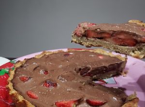 Una foto de Tarta de frutilla y chocolate low carb