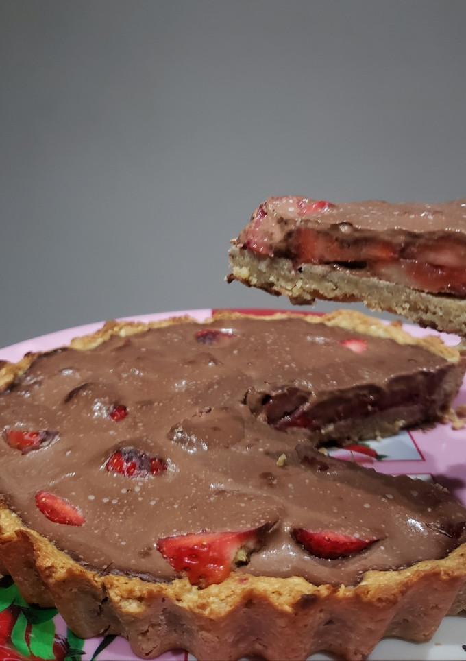 Una foto de Tarta de frutilla y chocolate low carb