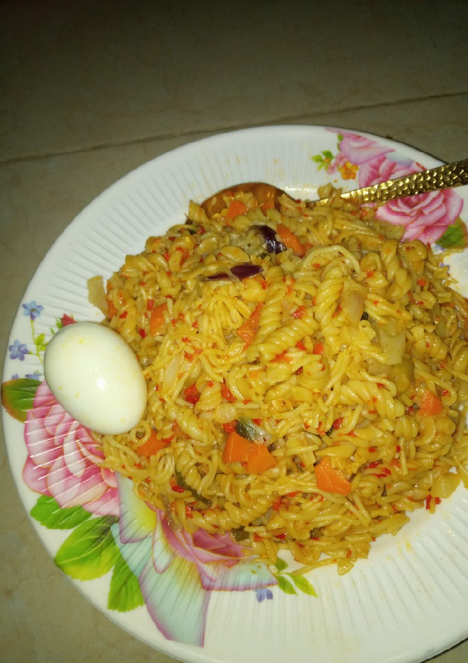 A picture of Jollof macaroni en spaghetti and boiled egg.