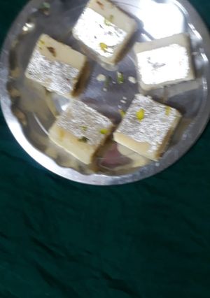 खोया की बर्फी (khoya ki barfi recipe in Hindi) रेसिपी मुख्य फोटो