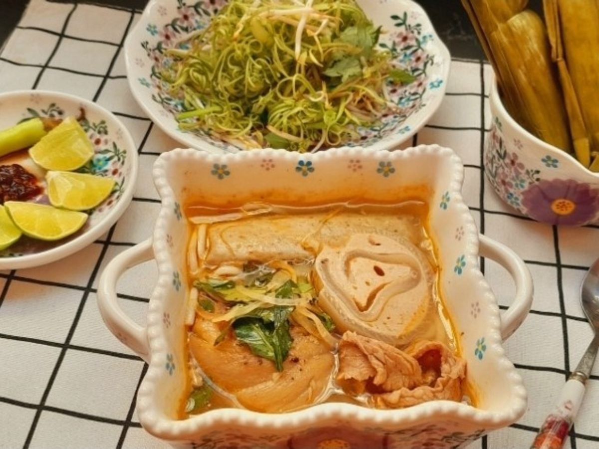 Bún bò giò heo mắm ruốc
