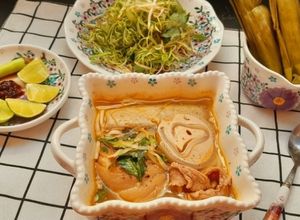Hình của món Bún bò giò heo mắm ruốc.