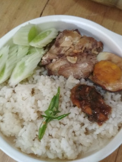 Foto resep Nasi Hainam rice cooker, saus kecap dan telur pindang