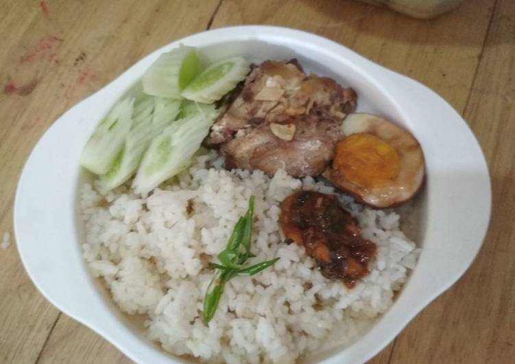 Resep Nasi Hainam rice cooker, saus kecap dan telur pindang yang Enak