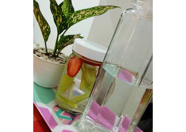 Cara ramu JSR Infused water timun strawberry  yang Bisa Manjain Lidah