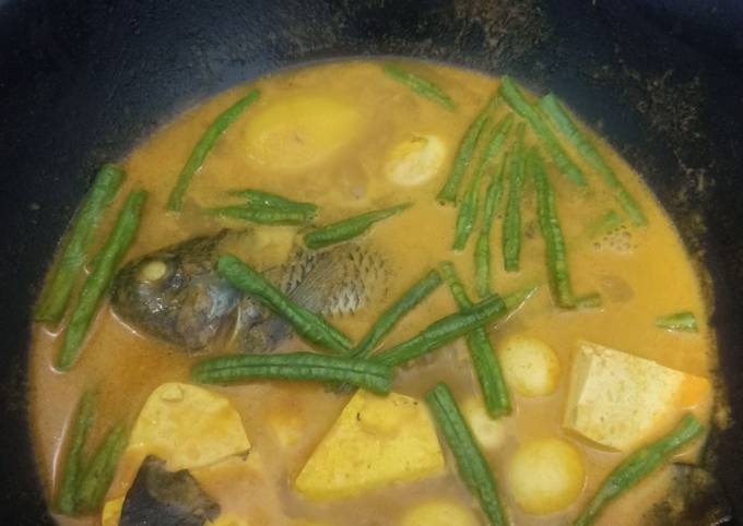 Gulai ikan nila, telur puyuh, kentang, tahu dan kacang panjang
