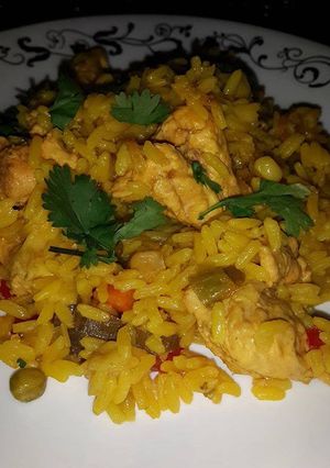 Una foto de Arroz con pollo y verduras