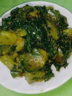 आलू पालक बैंगन की सूखी सब्जी(aloo palak baigun ki sukhi sabzi recipe in hindi) रेसिपी मुख्य फोटो