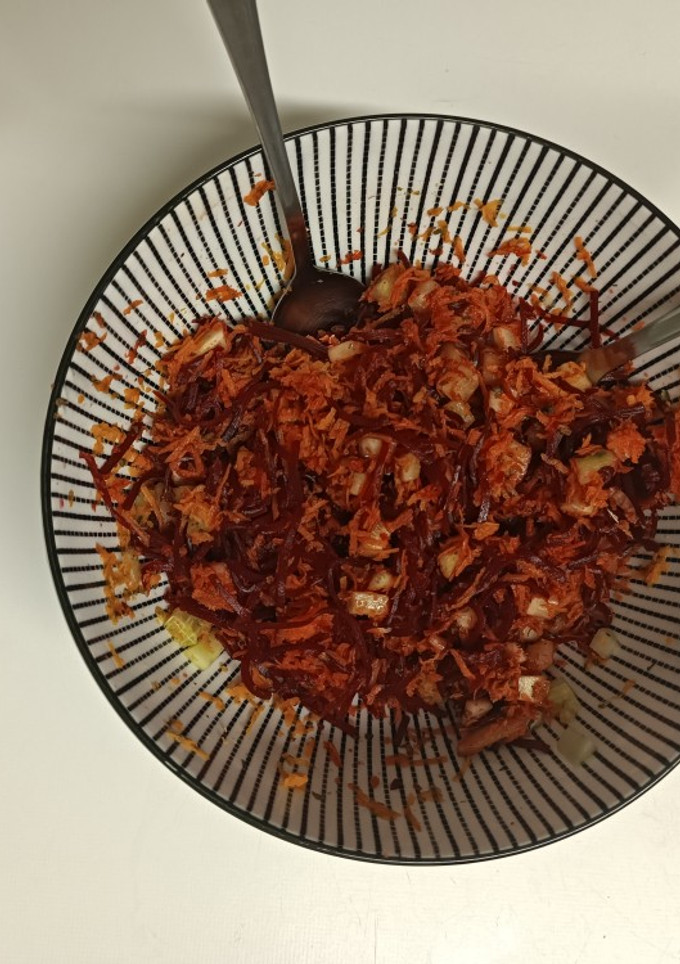 Una foto de Ensalada de remolacha, zanahoria y pepino