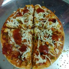 A picture of Veg paneer Pizza.