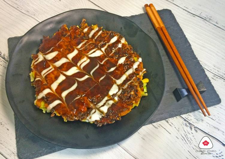 Okonomiyaki (Japanese pancake, chicken, & vegetables) 鶏肉お好み焼き