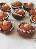 Mezzi gusci di cioccolato fondente con crema di mascarpone, cioccolato e arachidi