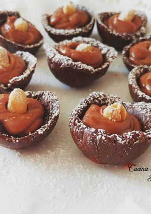 Foto di Mezzi gusci di cioccolato fondente con crema di mascarpone, cioccolato e arachidi