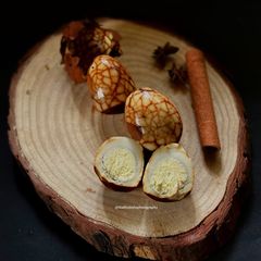 A picture of Chinese Marble Tea Eggs.