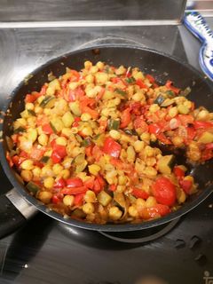 Una foto de Pisto con garbanzos