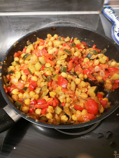 Una foto de Pisto con garbanzos