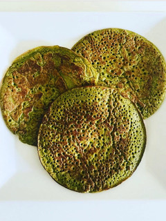 Una foto de Tortitas de té matcha y canela