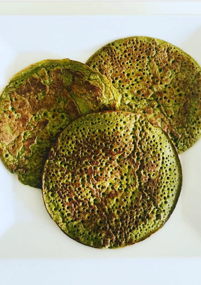 Una foto de Tortitas de té matcha y canela