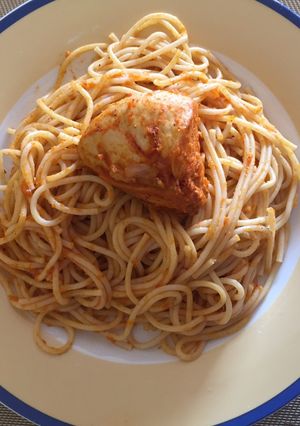 Una foto de Spaghettis rojos con pollo
