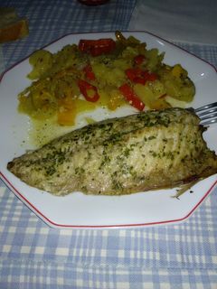 Una foto de Caballa al microondas con salsa verde y verduras