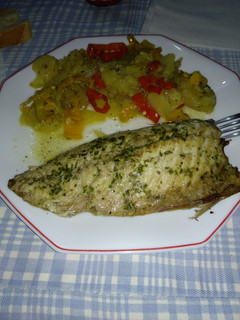 Una foto de Caballa al microondas con salsa verde y verduras