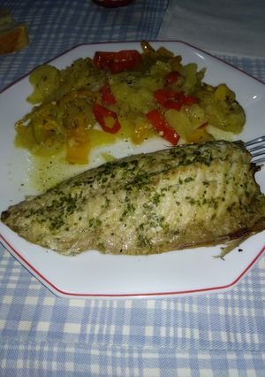 Foto principal de Caballa al microondas con salsa verde y verduras