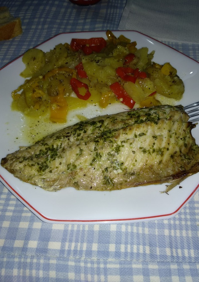Una foto de Caballa al microondas con salsa verde y verduras