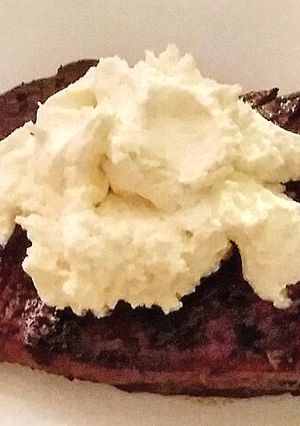 A picture of Creamy Horseradish Steak Topping.