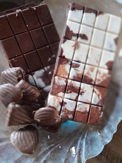 Una foto de Tableta de chocolate marmolada, rellena de oreo