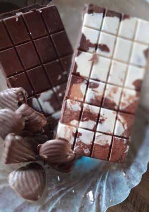 Una foto de Tableta de chocolate marmolada, rellena de oreo
