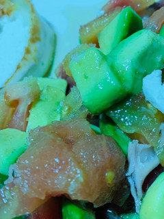 Una foto de Ensalada de tomate, aguacate y jamón con queso de cabra a la plancha