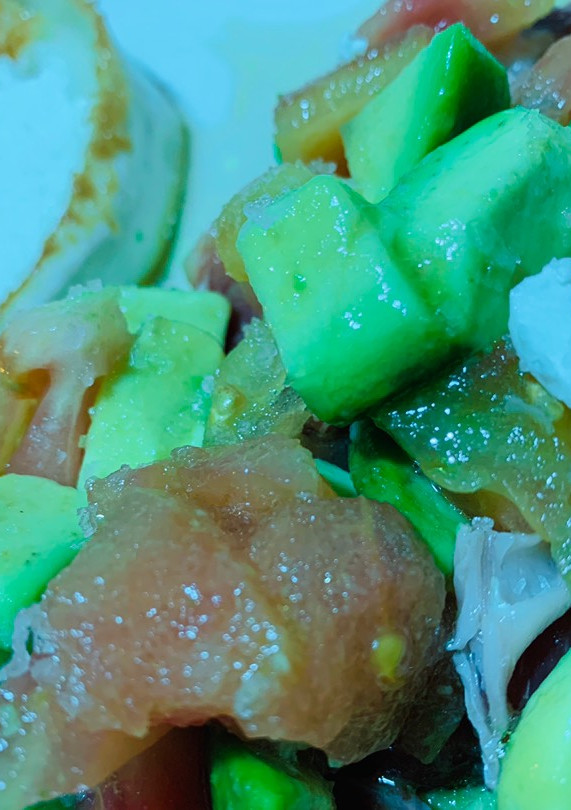 Una foto de Ensalada de tomate, aguacate y jamón con queso de cabra a la plancha