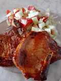 Costeletas de cerdo a la barbacoa c/ ensalada de manzana