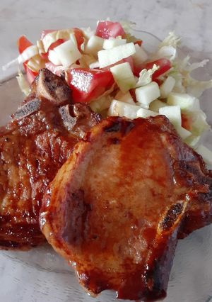 Una foto de Costeletas de cerdo a la barbacoa c/ ensalada de manzana