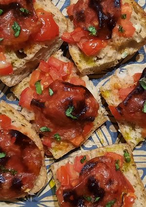 Une photo de Pan con tomate y chorizo