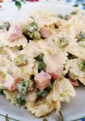 A picture of Farfalle with the 3 Ps (Cream, Ham, and Peas).